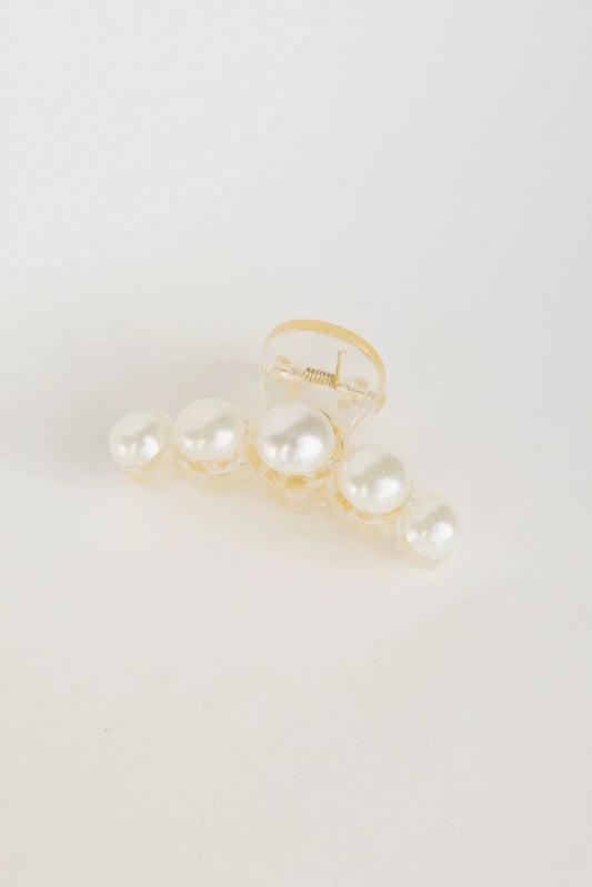 Oversized Pearl Claw Clip in Medium