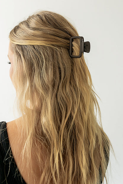 Tati Cutout Claw Clip in Grey