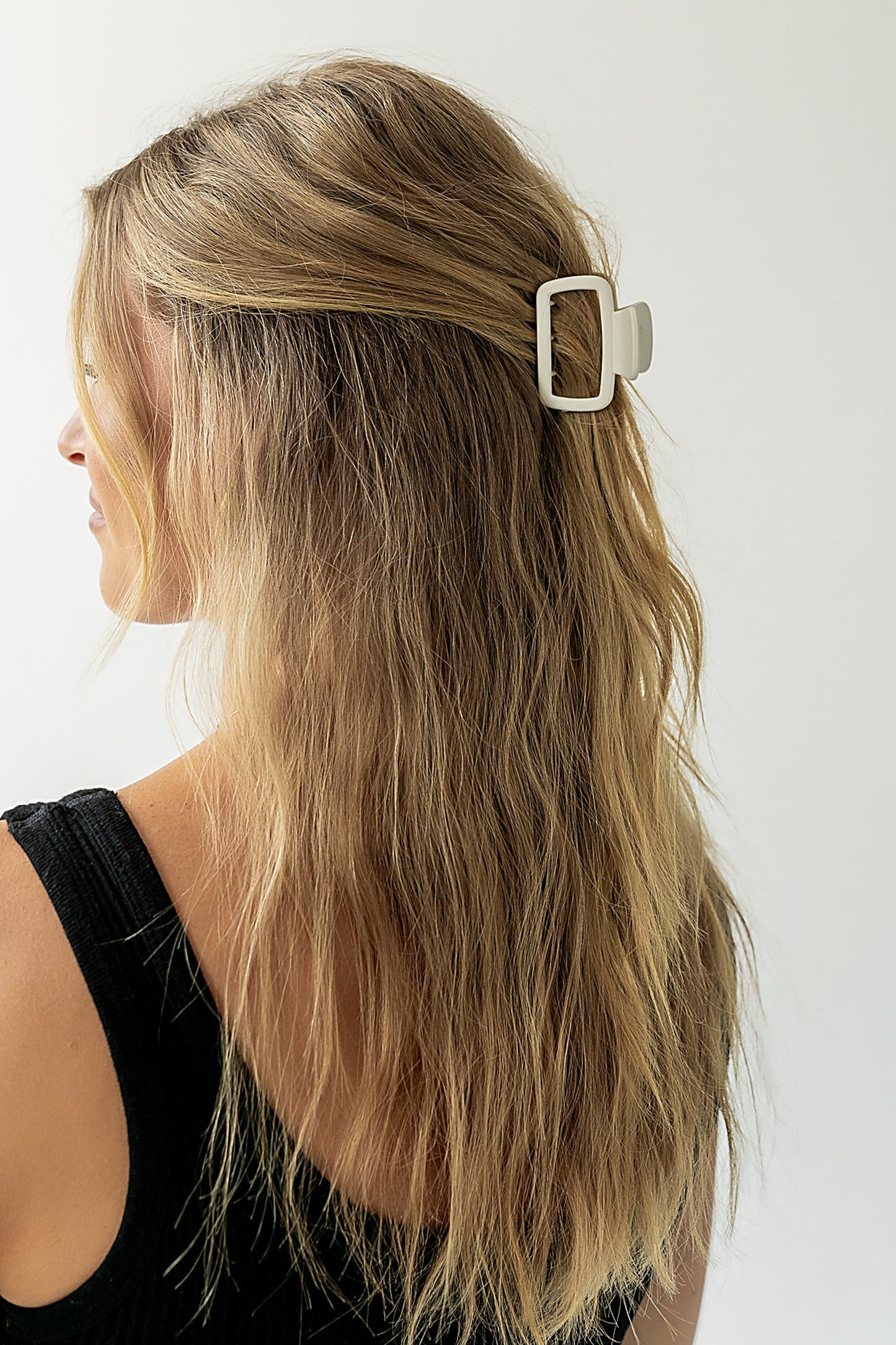 Tati Cutout Claw Clip in White