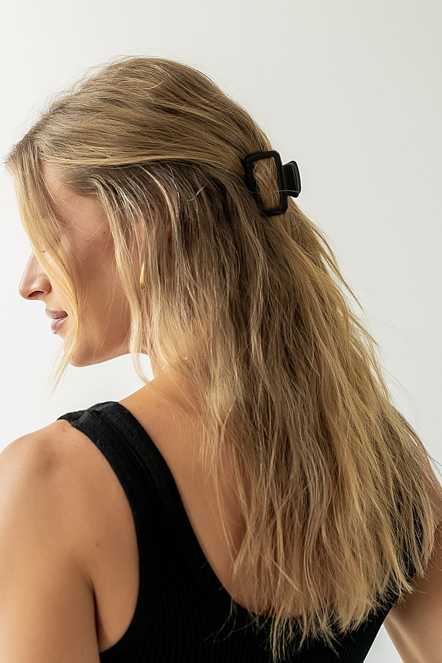 Tati Cutout Claw Clip in Black
