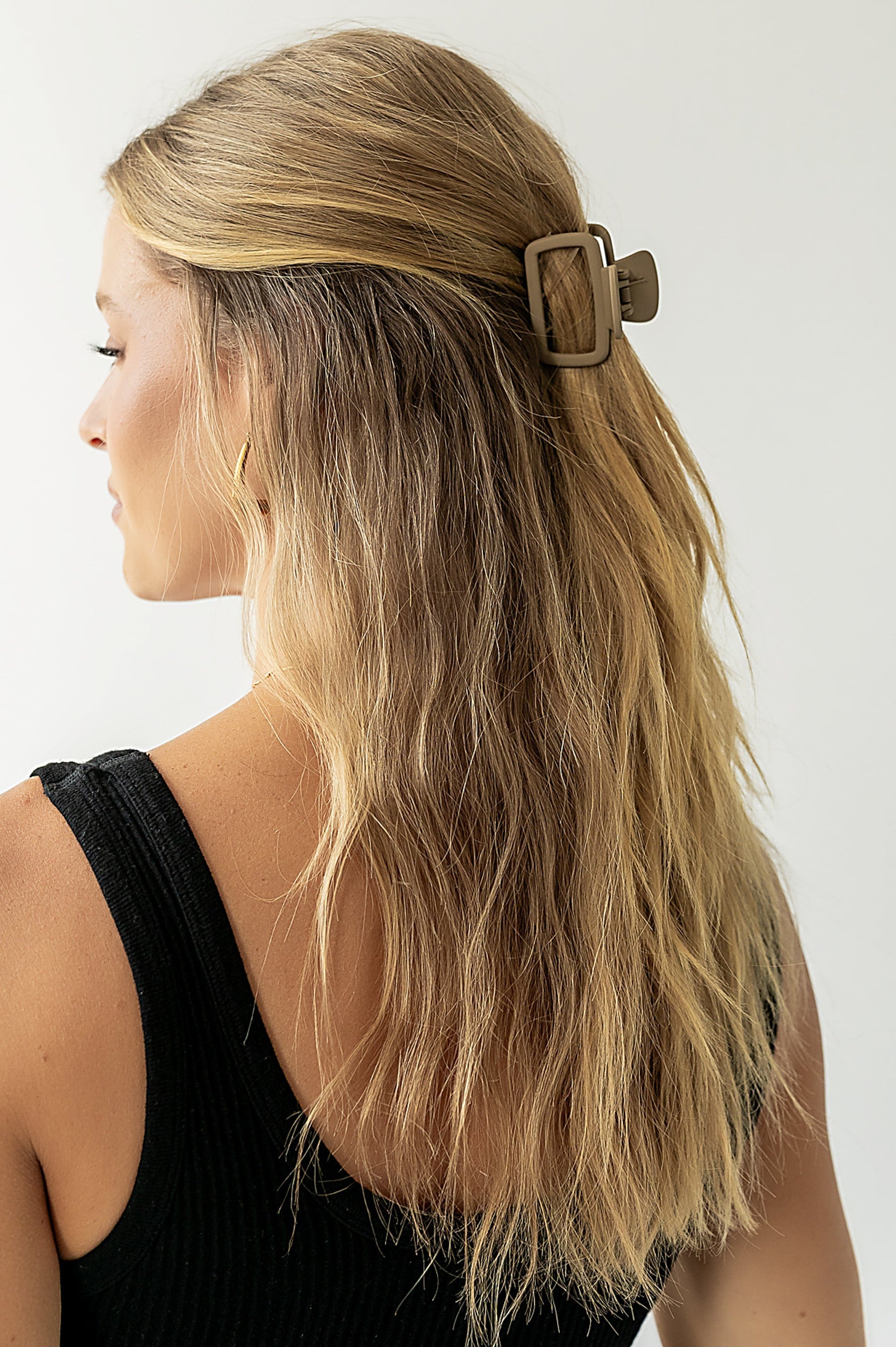 Tati Cutout Claw Clip in Brown